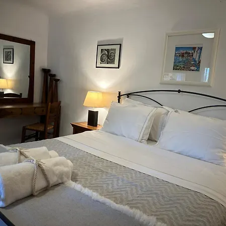 Divers House アパート アグラリ